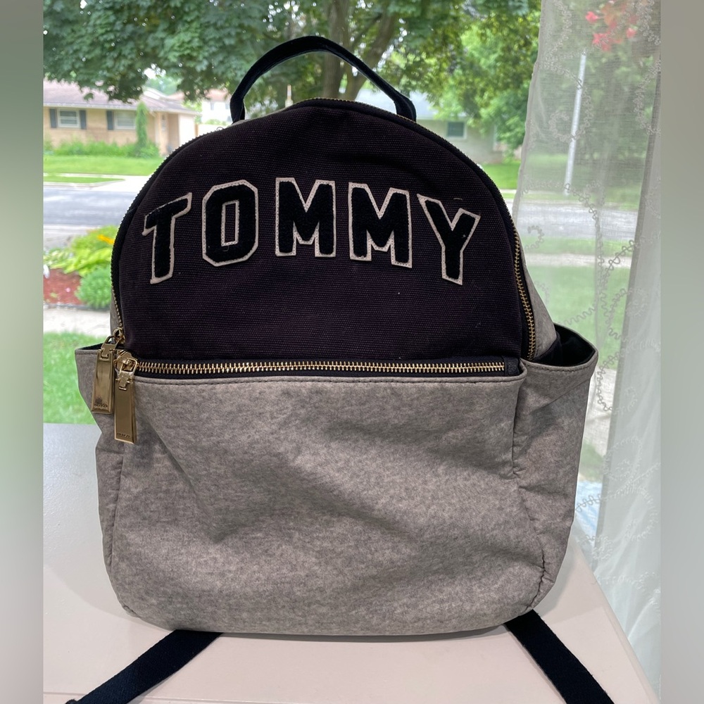 🎒 Tommy Hilfiger Canvas Backpack – Gray & Navy